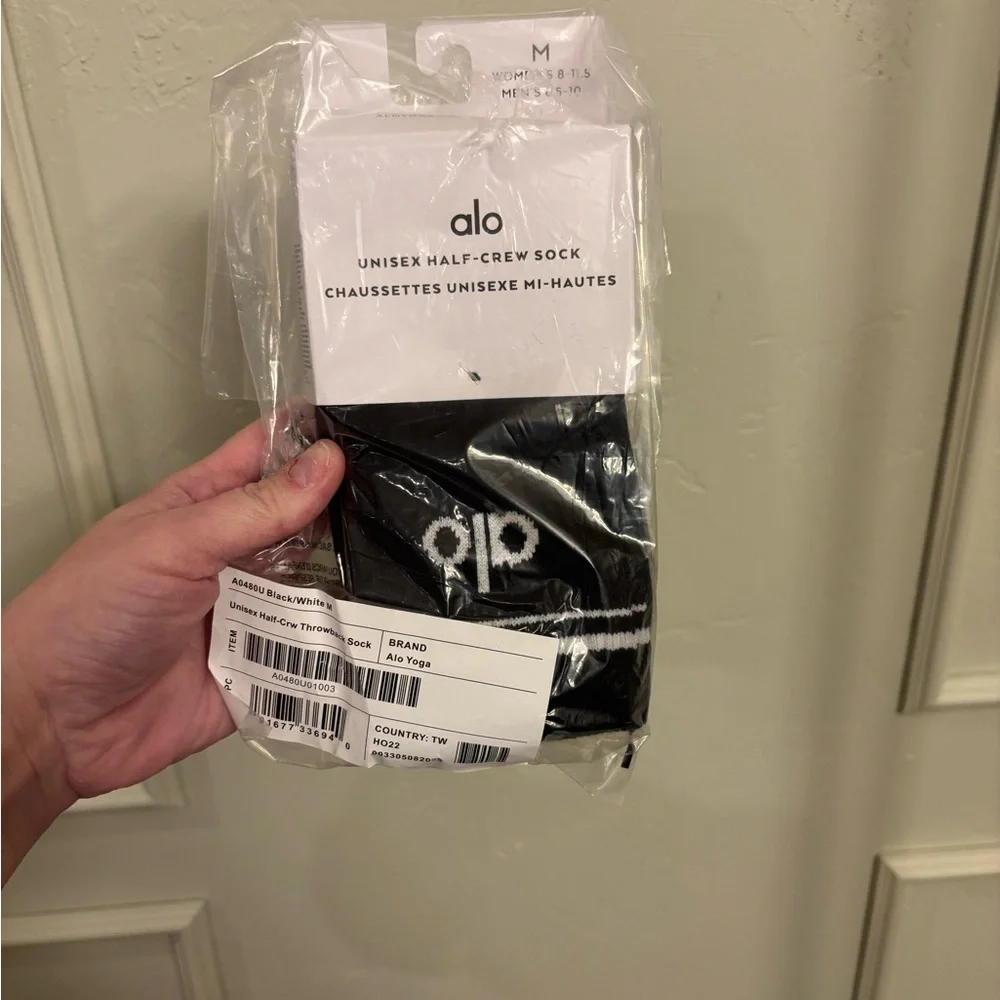 ALO Yoga Unisex Half - Crew Black Athletic Socks Medium - Sealed from ALO